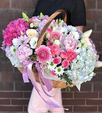 Композиция солнечный день в Щиграх Цветочная композиция из Розы, Хризантемы, Пионы и Лизиантусы в корзине в Щиграх