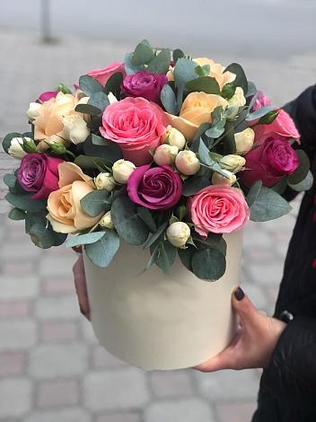 Цветочная композиция из Розы в шляпной коробке в Щиграх