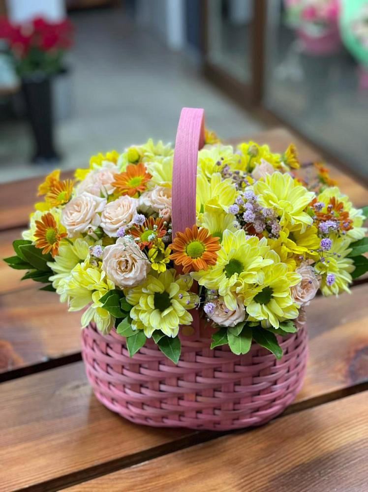 Цветочная композиция из Хризантемы и Розы в корзине в Щиграх