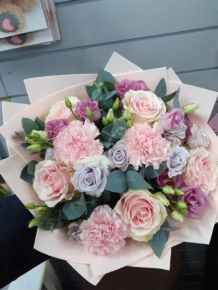 Букет цветов из: Розы, Гвоздики и Лизиантусы в Щиграх