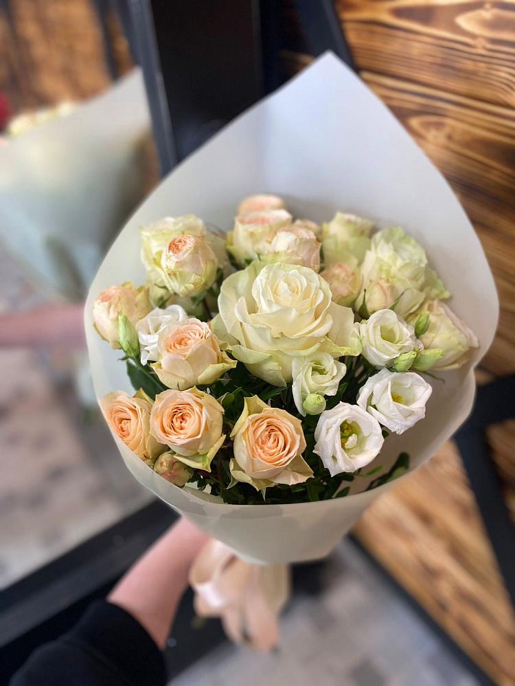 Букет цветов из: Розы и Лизиантусы в Щиграх